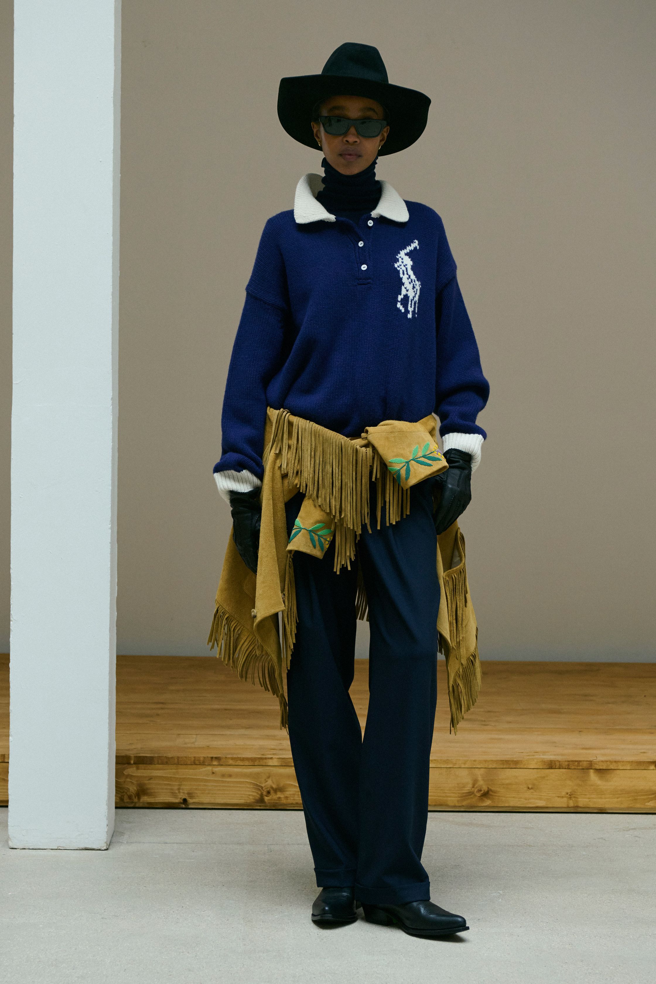 Polo Ralph Lauren在2026秋冬系列中继续演绎经典美式风格，通过西部元素、学院风与复古剪裁构建标志性的品牌衣橱。牛仔外套、格纹大衣与皮革夹克营造出浓厚的美国西部氛围，而宽松西装与羊毛外套则带来都市优雅。帽子、皮带与流苏细节强化复古气质，使整个系列呈现出典型的Ralph Lauren式美式浪漫-顽石频道趋势研究